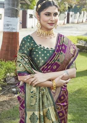 Wine woven jacquard art  banarasi silk  saree with blouse piece. 4