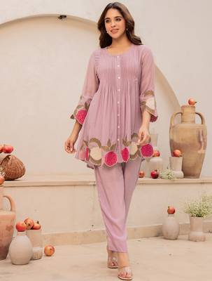 Mauve chanderi silk heavy thread embroidery work kurta with pant 3