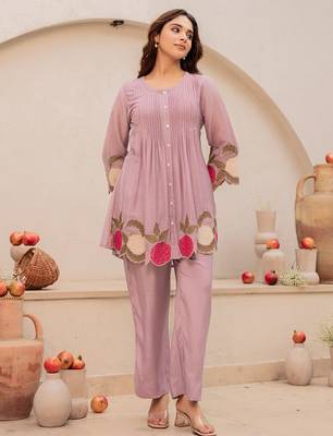Mauve chanderi silk heavy thread embroidery work kurta with pant 5