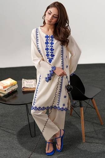 Cream chanderi silk heavy thread embroidery work kurta with pant