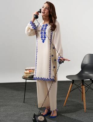 Cream chanderi silk heavy thread embroidery work kurta with pant 3
