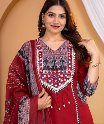 Beautiful jaipuri mehroon printed cotton dupatta with a distinct red and blue ethnic border. 2