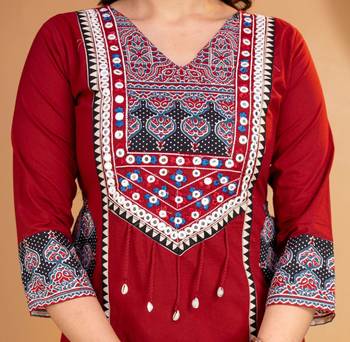 Beautiful jaipuri mehroon printed cotton dupatta with a distinct red and blue ethnic border. 3