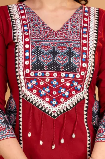 Beautiful jaipuri mehroon printed cotton dupatta with a distinct red and blue ethnic border.