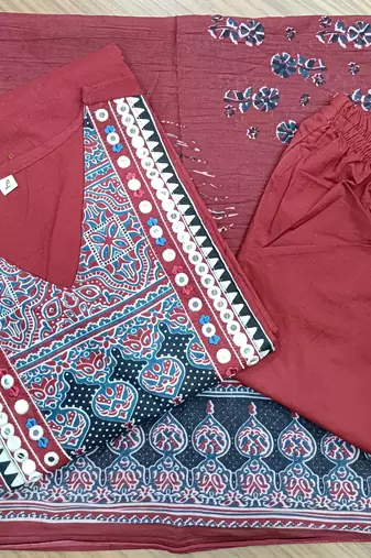Beautiful jaipuri mehroon printed cotton dupatta with a distinct red and blue ethnic border.