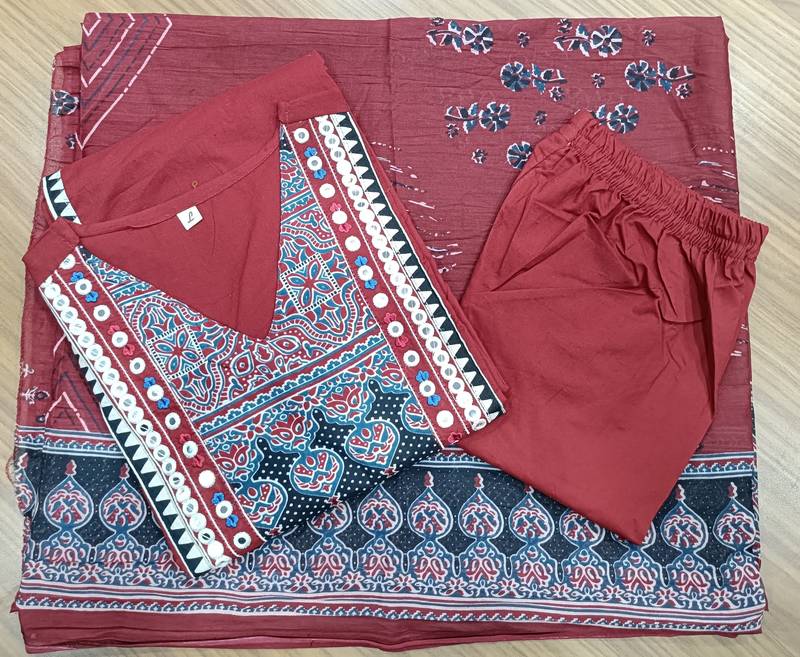 Beautiful jaipuri mehroon printed cotton dupatta with a distinct red and blue ethnic border.