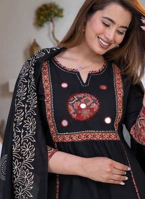 Beautiful three-piece salwar suit set in black 4