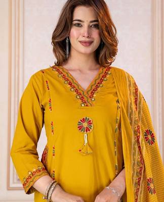 Beautiful yellow tassel meadow suit set 3