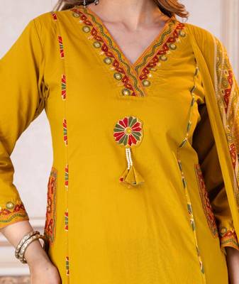 Beautiful yellow tassel meadow suit set 4