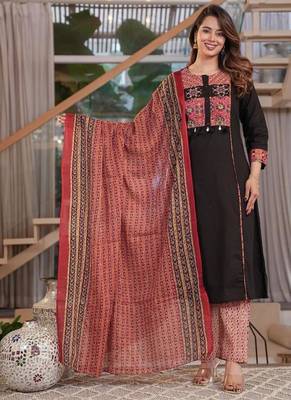 Beautiful black kurta set with printed pant dupatta 1