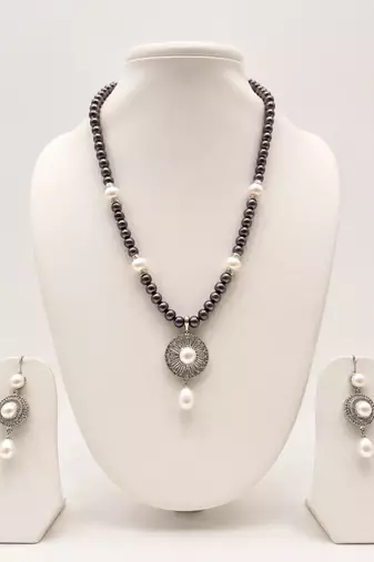 Freshwater Pearl Necklace Set, Single Line, Natural Real Pearls, Black and White, with Matching Earrings