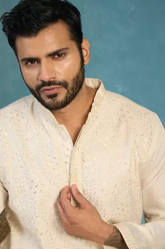 Men off white silk blend embroidered straight kurta sets