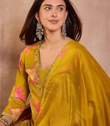 Women yellow viscose floral printed straight kurta sets
