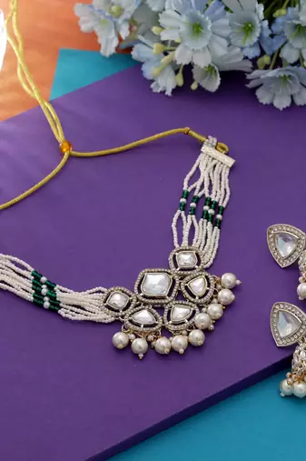 White color choker kundan necklace set