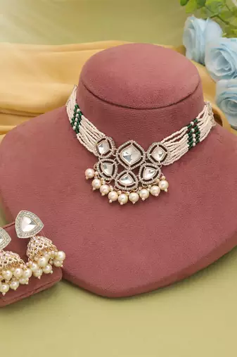 White color choker kundan necklace set