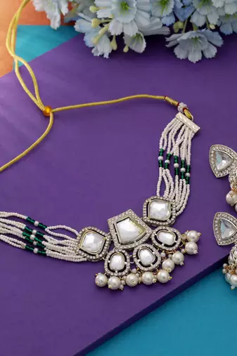 White color choker kundan necklace set