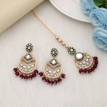 Maroon color kundan earrings tikka set 1