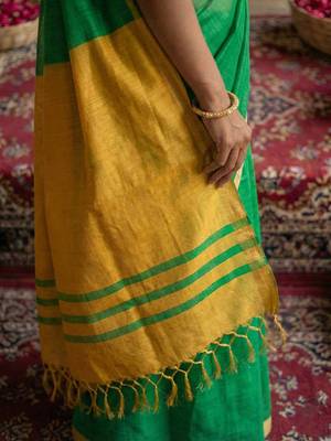 Green colour handloom cotton saree with contrast border & tassels 4