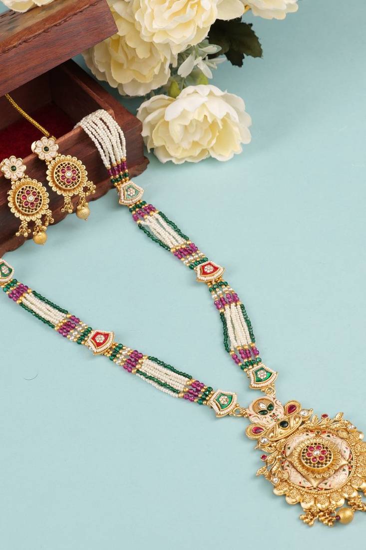   Exquisite gold-plated temple necklace set for a wedding look  