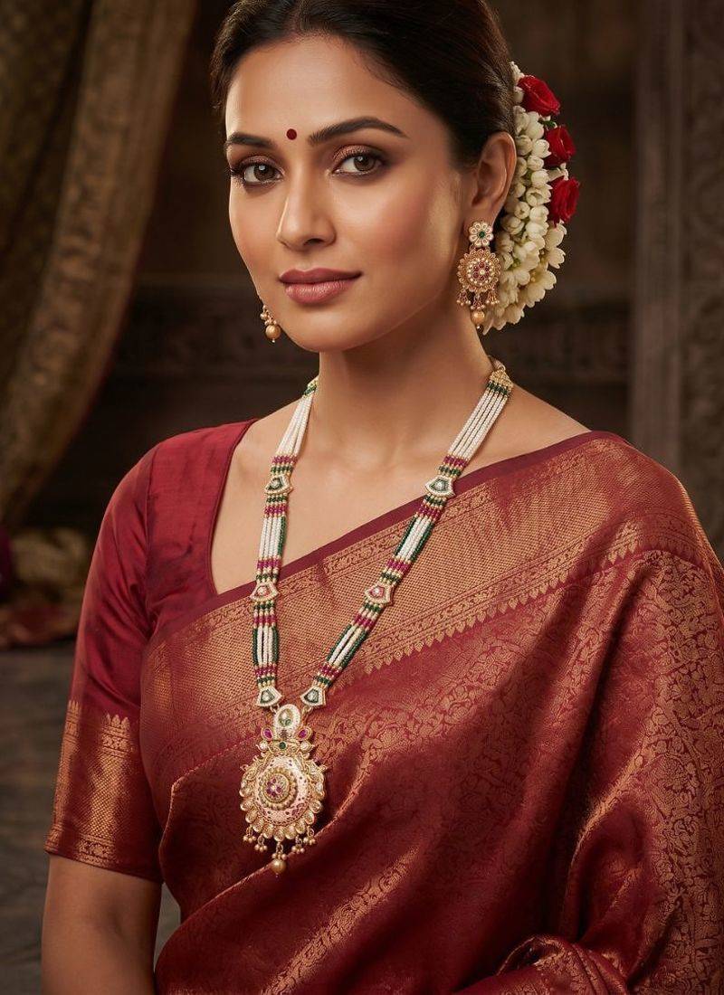  Exquisite gold-plated temple necklace set for a wedding look  