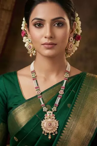   Exquisite gold-plated temple necklace set for a wedding look  