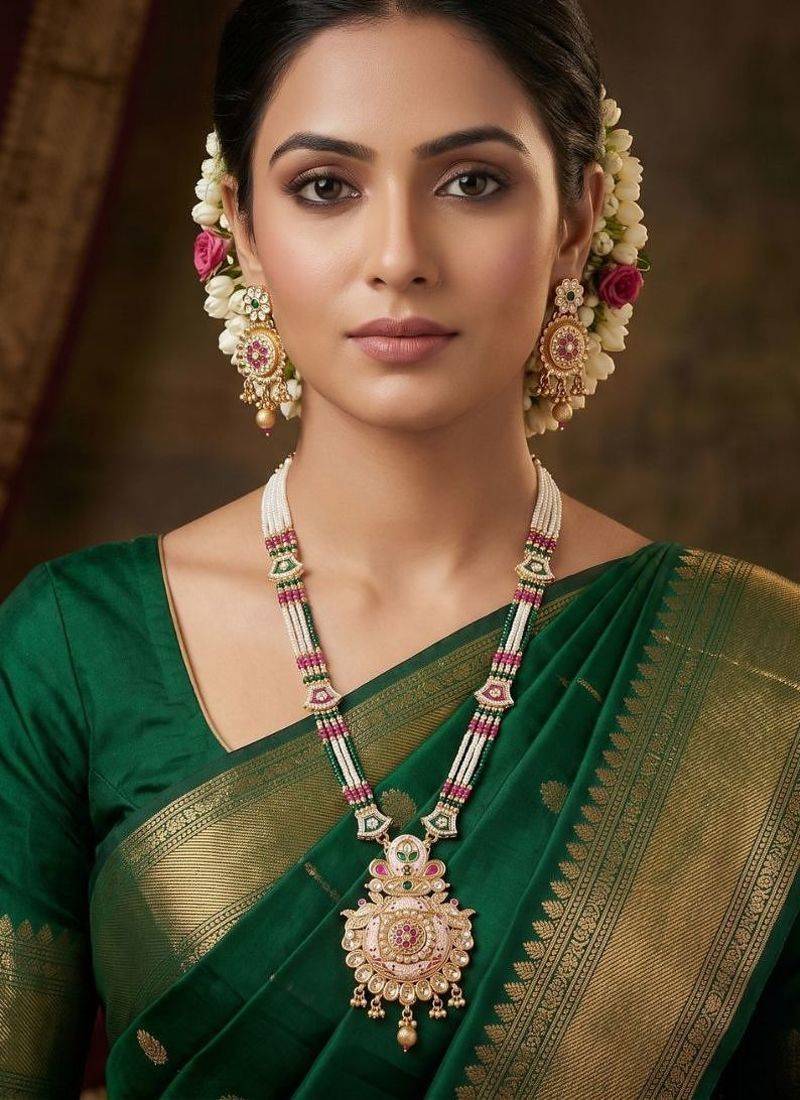   Exquisite gold-plated temple necklace set for a wedding look  