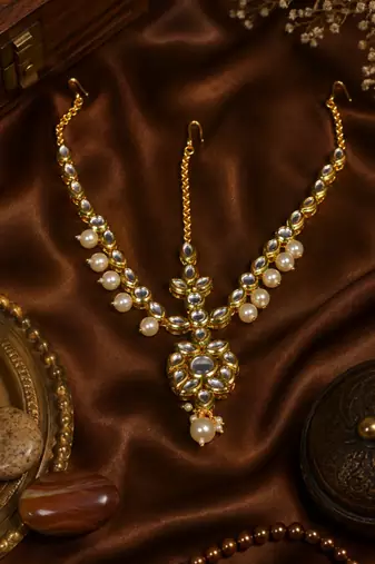 Pearl floral kundan passa matha patti