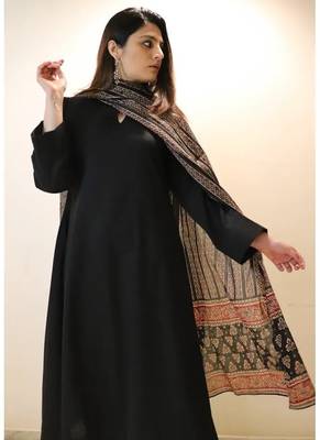 Women's Gorgeous Solid Viscose Chanderi Fabric Straight Kurta Pant and Dupatta Set 3