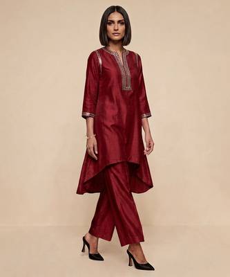 Burgundy embroidered raw silk kurta set 1