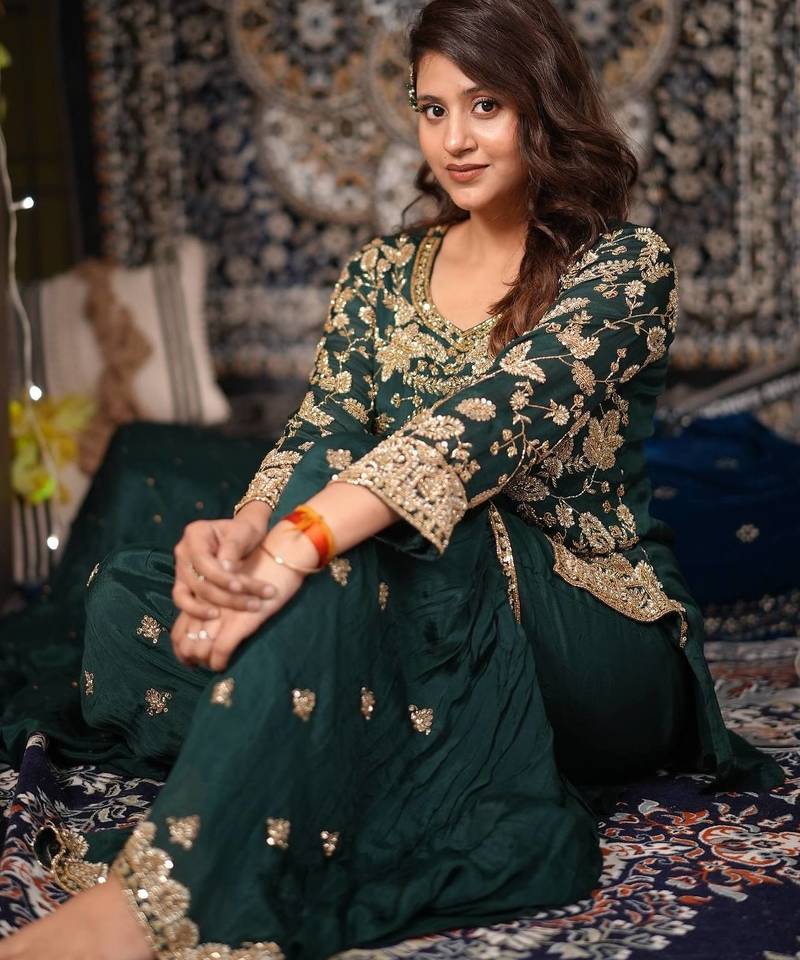 Green embroidered chiffon kurta set for women