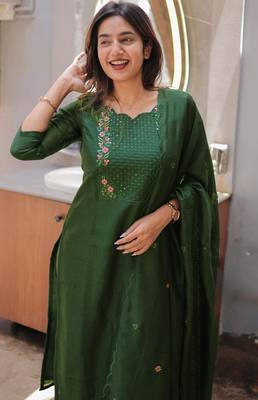 Green embroidered work kanchi cotton kurta set for women 3