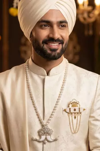 Single-line dulha mala with gold plated brooch