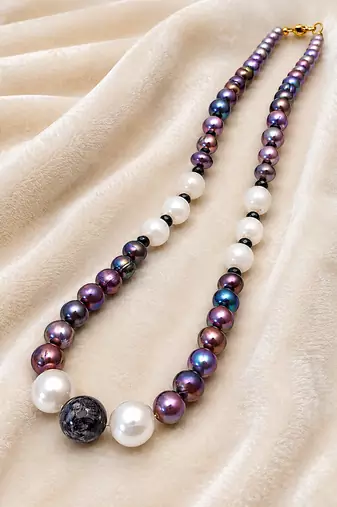 Beaded pearl necklace, multicolour, freshwater pearls with moonstone and black onyx, gold-tone clasp, elegant jewellery