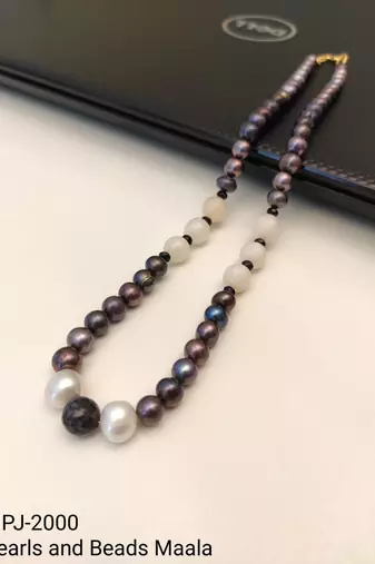 Beaded pearl necklace, multicolour, freshwater pearls with moonstone and black onyx, gold-tone clasp, elegant jewellery