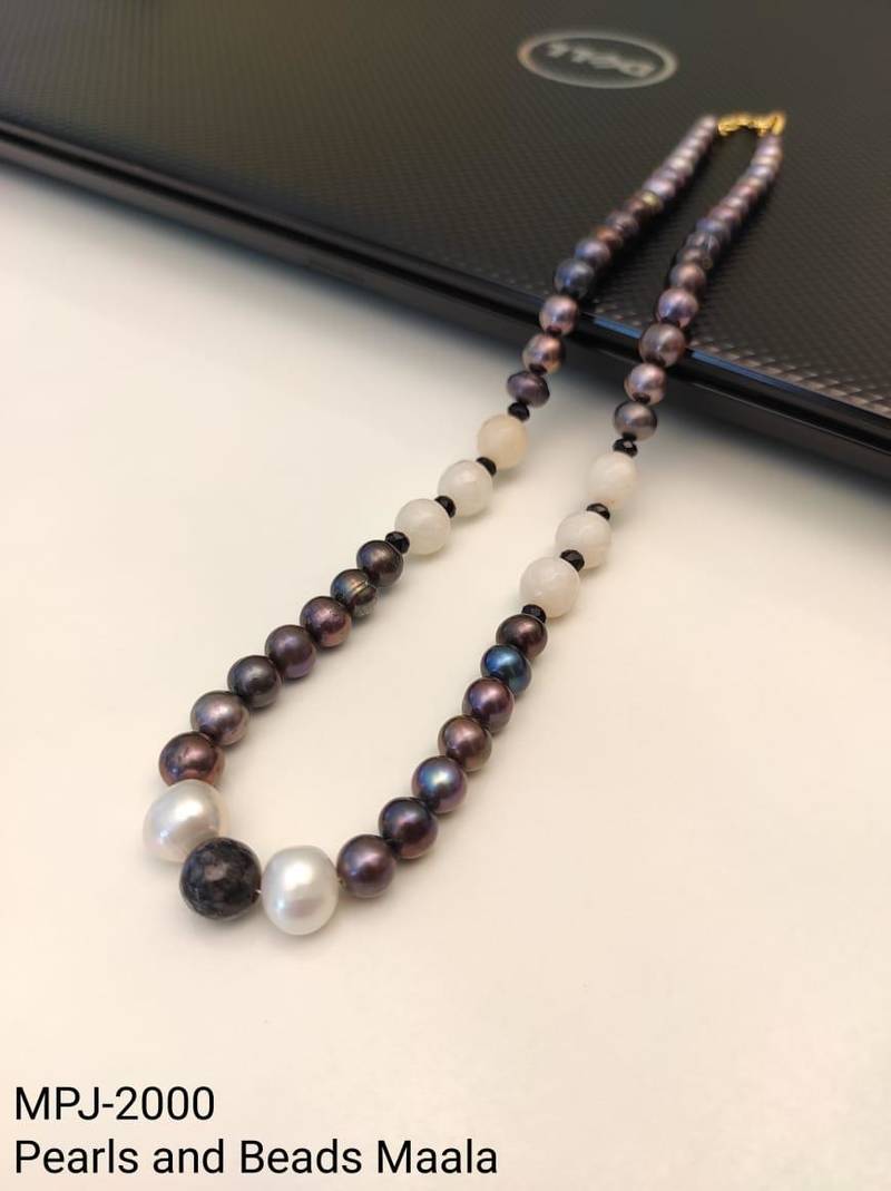 Beaded pearl necklace, multicolour, freshwater pearls with moonstone and black onyx, gold-tone clasp, elegant jewellery