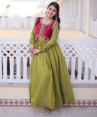 Mehendi chanderi gown with embroidery beats work 4