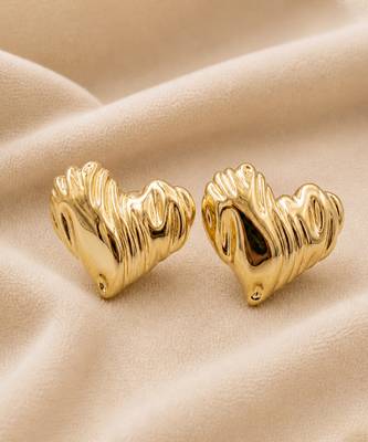 Gold ribbed wave heart stud earrings 3