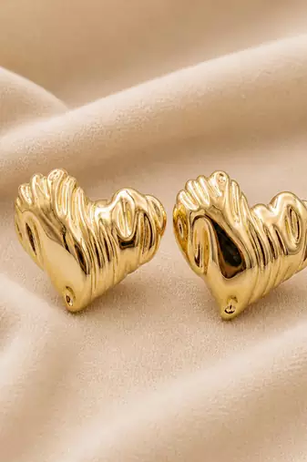 Gold ribbed wave heart stud earrings