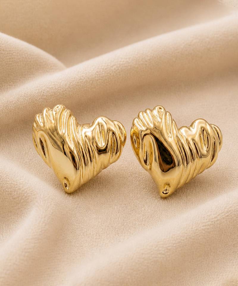 Gold ribbed wave heart stud earrings