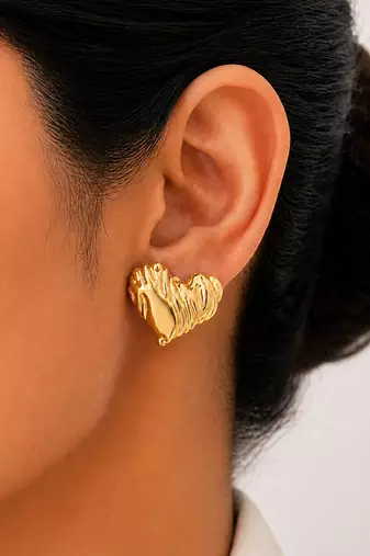 Gold ribbed wave heart stud earrings