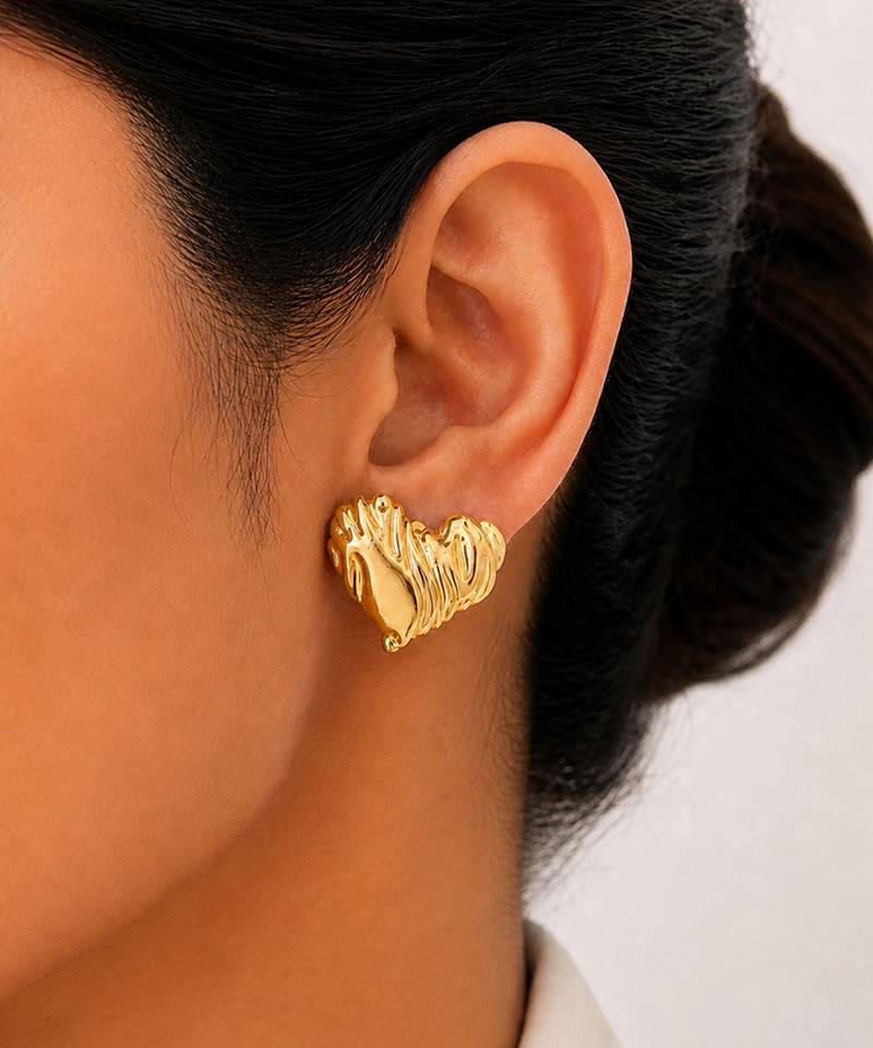 Gold ribbed wave heart stud earrings