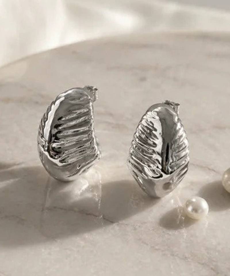 Silver ribbed leaf drop earrings