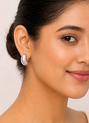 Silver ribbed leaf drop earrings 1