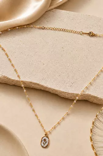 Gold chaand oval shell pendant necklace