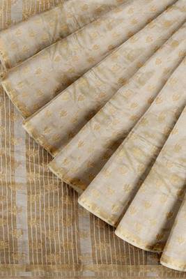 Dark off white floral zari saree 4