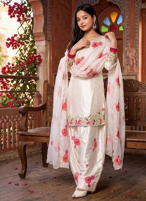 Off-white patiala salwar suit with floral embroidery 1
