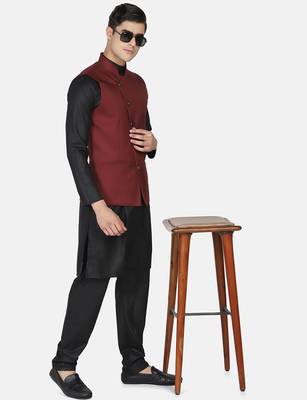 Mens solid black kurta pyjama set with maroon jacket 1