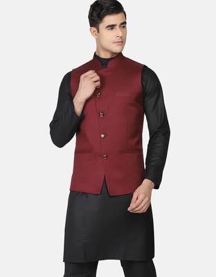 Mens solid black kurta pyjama set with maroon jacket 4
