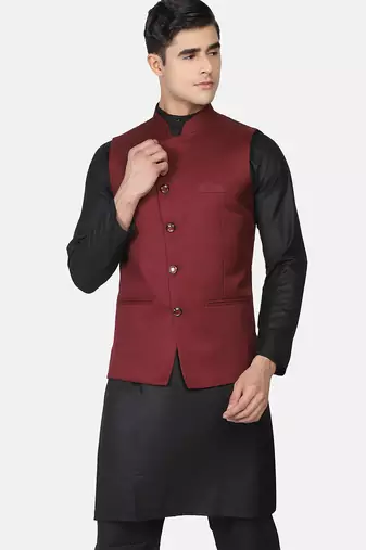 Mens solid black kurta pyjama set with maroon jacket
