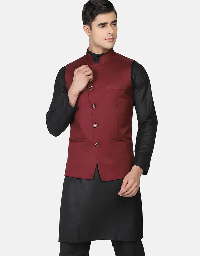 Mens solid black kurta pyjama set with maroon jacket
